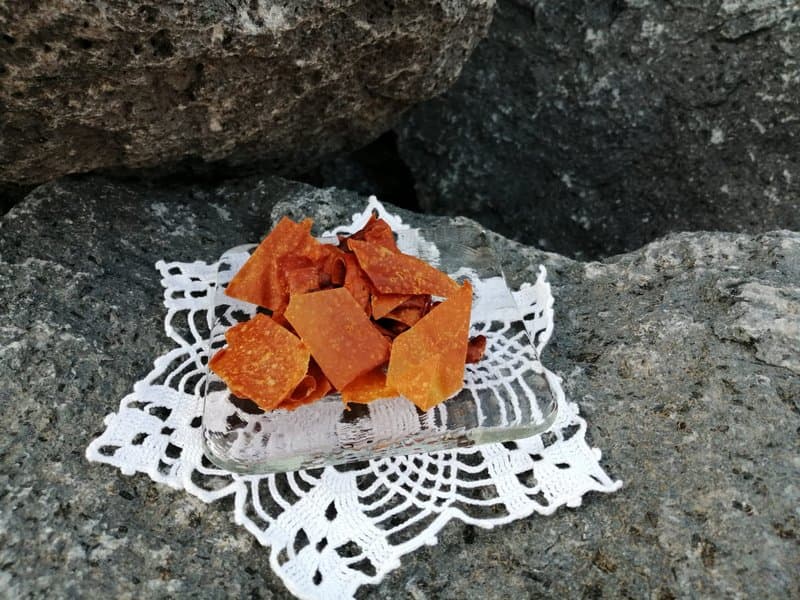 piatto di snack mango disidratato